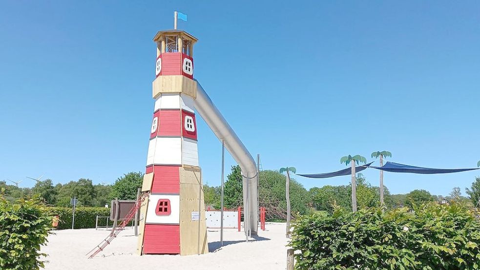 Noch nicht bespielbar: Der Beton des neuen Großspielgeräts muss noch aushärten. Deswegen ist der Leuchtturm jetzt abgeriegelt. Der Spielplatz ist aber generell wieder offen. Foto: Gemeinde Barßel