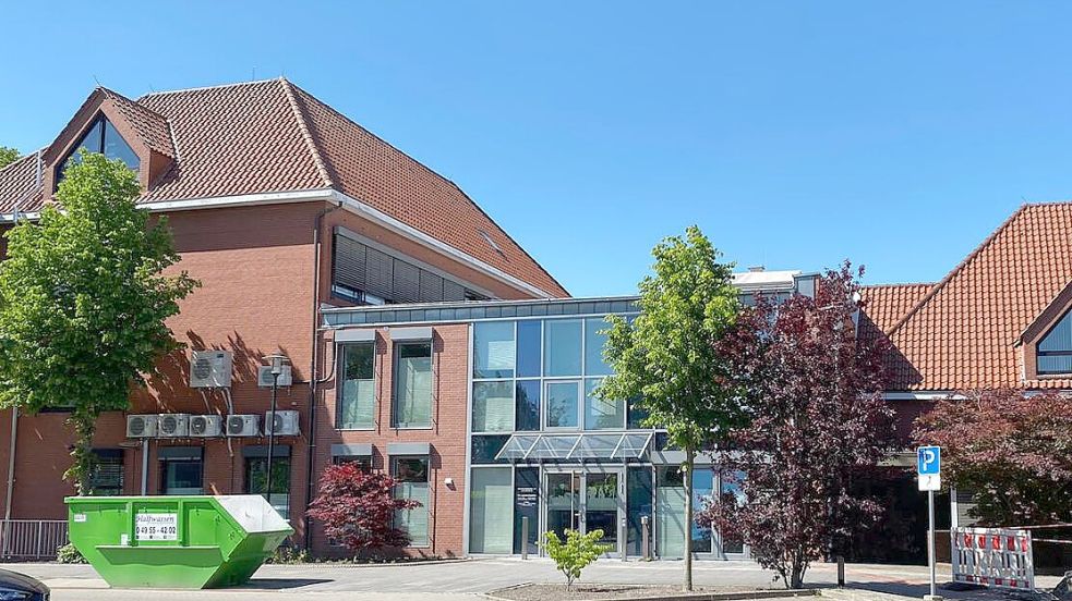 Die Diebe sind nach Angaben der Polizei über den Rathausanbau zum Obergeschoss gelangt, wo sie dann im rückwärtigen Bereich ein Fenster eingeschlagen haben. Foto: Marius Ammermann