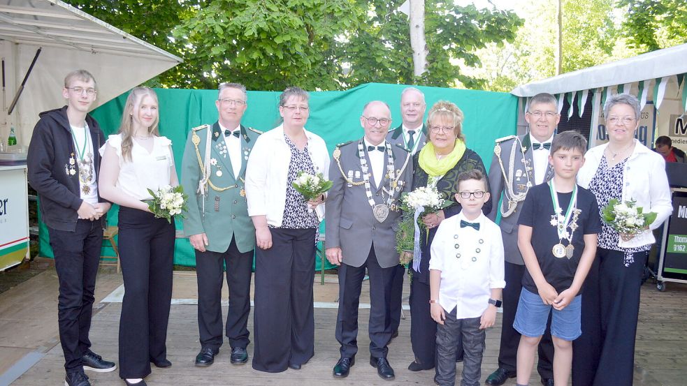 Das neue Königshaus (von links): Menno Krumminga (Jugend/Junioren und Blasrohrkönig Jugend/Junioren), Adjutantin Julia Behrens, 2. Adjutant Rainer Welp und Karola Welp, Schützenkönig Herwig Kluin mit Ehefrau Elske, dahinter Harm Lalk (Schützenkönig Blasrohr), daneben Wolfgang und Silvia Kramer. Im Vordergrund sind (von links) Finn-Luka Lay und Benny Zierden zu sehen. Es fehlt Ivaylo Juannov, Schüler 1/Blasrohr. Foto: Weers