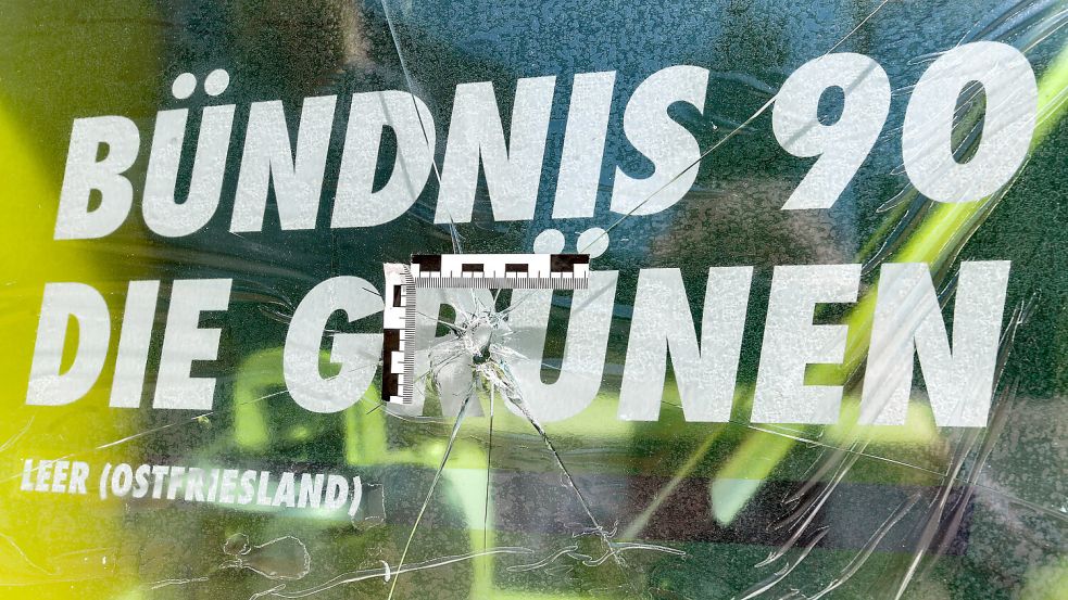 Fast so groß wie ein 50-Cent-Stück ist das Loch in der Scheibe an der Grünen-Geschäftsstelle. Foto: Ortgies