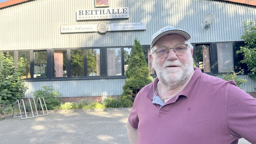 Hans-Josef „Dicki“ Gossling, Vorsitzender des Reit- und Fahrvereins Overledingerland, hofft darauf, dass die Gemeinde Westoverledingen schnell einen Investor für die geplante neue Reithalle findet. Aus der jetzigen Halle mit den Reitflächen soll Bauland werden. Foto: Ammermann