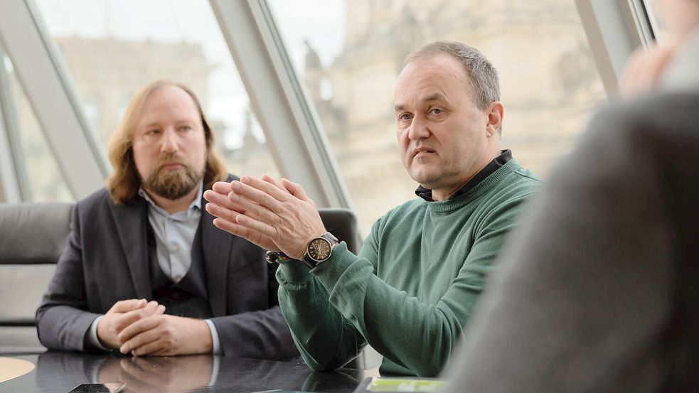 Das waren noch Zeiten: Dirk Andresen (rechts) gemeinsam mit Grünen-Politiker Anton Hofreiter vor der Kulisse des Bundestages im Austausch über die Landwirtschaft. Das Foto stammt aus dem Jahr 2020. Damals war Andresen noch Gesicht der Bauernproteste. Foto: Imago/Tagesspiegel