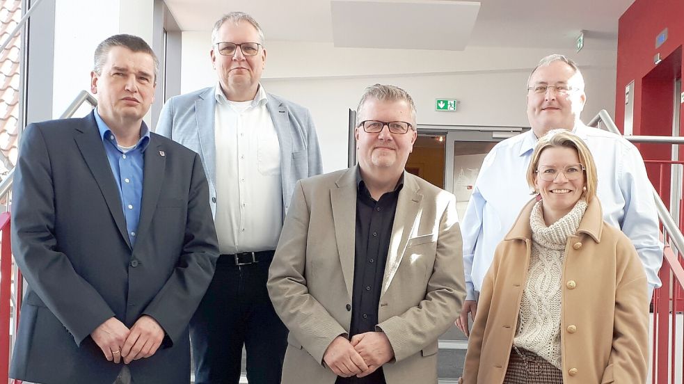 Der erste Gemeinderat Rolf Hüser, Superintendent Thomas Kersten, Bürgermeister Theo Douwes, Gerhard Wiechers (KV Steenfelde), Pastorin Mirjam Valerius freuten sich über die gelungene Woche. Foto: Kirchenkreis Rhauderfehn