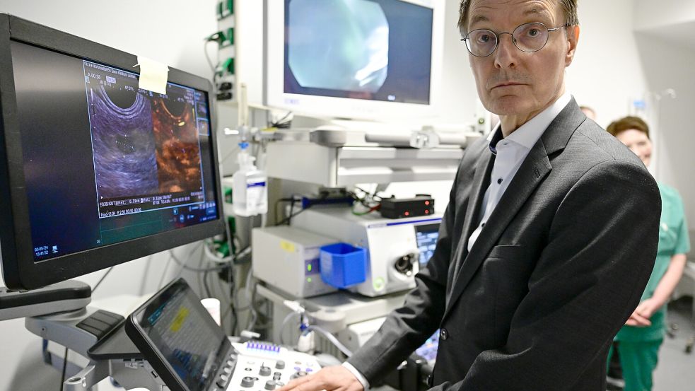 Verschafft sich ein Bild vor Ort: Bundesgesundheitsminister Karl Lauterbach (SPD) beim Besuch einer Klinik. Foto: picture alliance/dpa/AFP POOL/John Macdougall