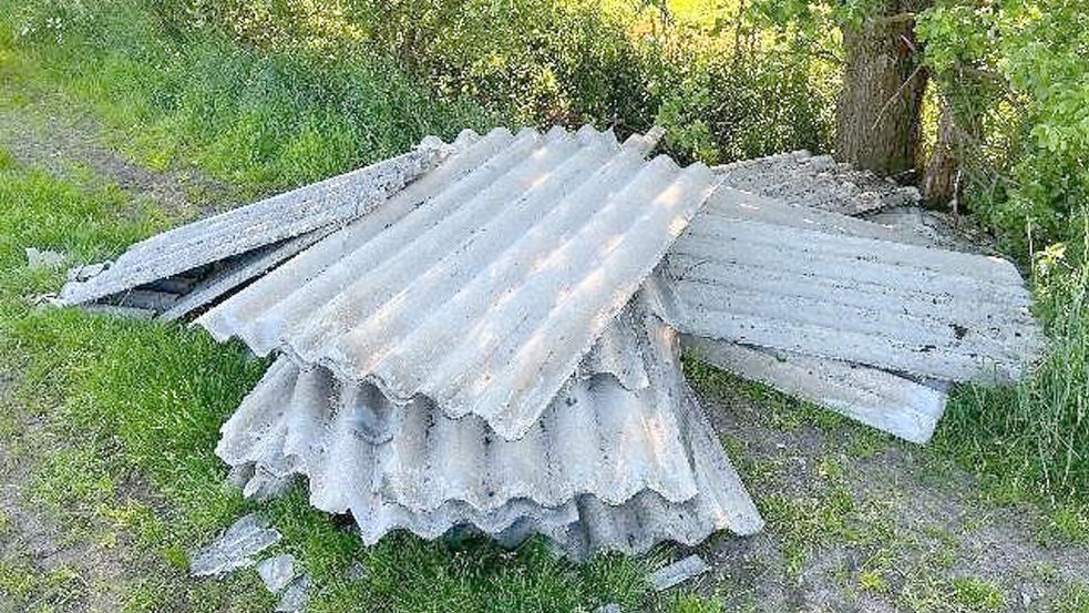 In Filsum-Ammersum sind am Wirtschaftsweg „Scharpnes“ Eternitplatten illegal in der freien Natur entsorgt worden. Foto: Polizei