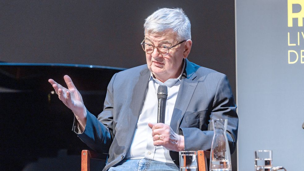 Klare Ansichten: Der ehemalige Außenminister und Vizekanzler Joschka Fischer (Grüne) im Gespräch mit Giovanni di Lorenzo im Hamburger Thalia Theater. Foto: dpa