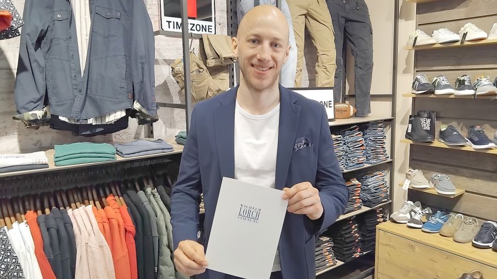 Mit Textilien kennt Thies Kruse sich aus. Der 27-Jährige hat einen Förderpreis der Wilhelm-Lorch-Stiftung erhalten, der ihm eine berufliche Fortbildung sichert. Foto: Scherzer