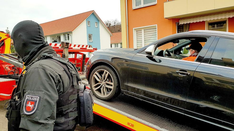 Die Polizei lässt ein Auto nach einer Razzia im Clan-Milieu abschleppen. Vermögenswerte mutmaßlicher Clan-Krimineller könnten künftig häufiger in den Fokus der Ermittler geraten. Foto: Polizeidirektion Oldenburg