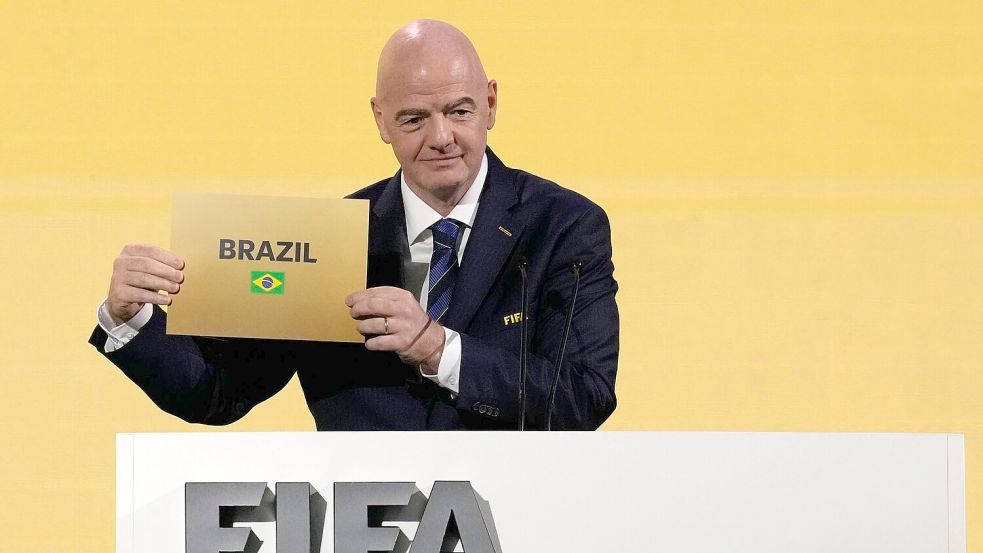 FIFA-Präsident Gianni Infantino verkündet beim FIFA-Kongress, dass Brasilien als Gastgeber der Frauenfußball-WM 2027 ausgewählt worden ist. Foto: Sakchai Lalit/AP/dpa