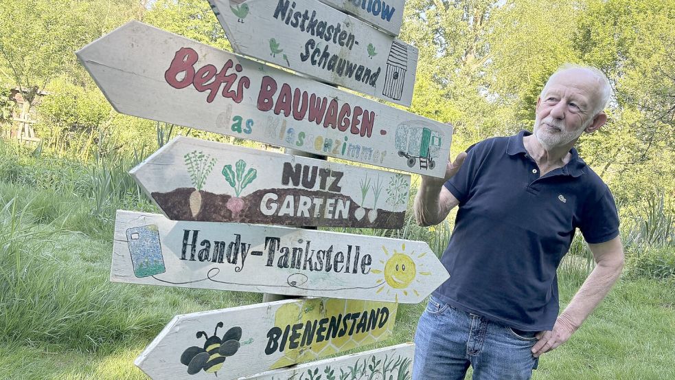 Theo Lüken am Eingang zu Befis Naturgarten. Dort gibt es Wegweiser zu den verschiedenen Bereichen. Foto: Janßen
