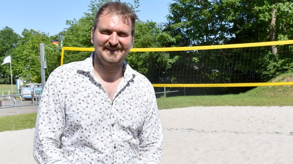 Ostrhauderfehns Jugendpfleger Steven Jongmans wird das neue Angebot am Idasee begleiten. Auf der Fläche, wo sich das Beachvolleyball-Feld befindet, wird ab Anfang Juni Beach-Wrestling trainiert. Foto: Zein