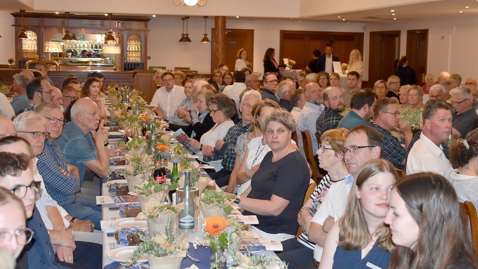200 Delegierte nahmen an der Versammlung der Raiffeisenbank Flachsmeer im Saal des Gasthauses „Das ehrenwerte Wirtshaus“ in Flachsmeer teil. Foto: Ammermann