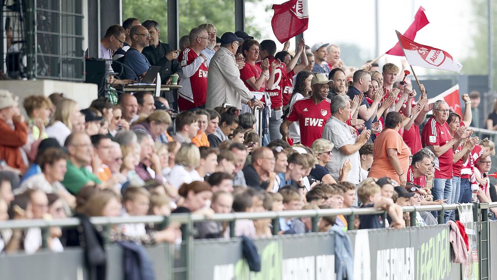 Unter den 548 Zuschauern weilten auch zahlreiche Aurich-Fans (hinten). Foto: Doden/Emden