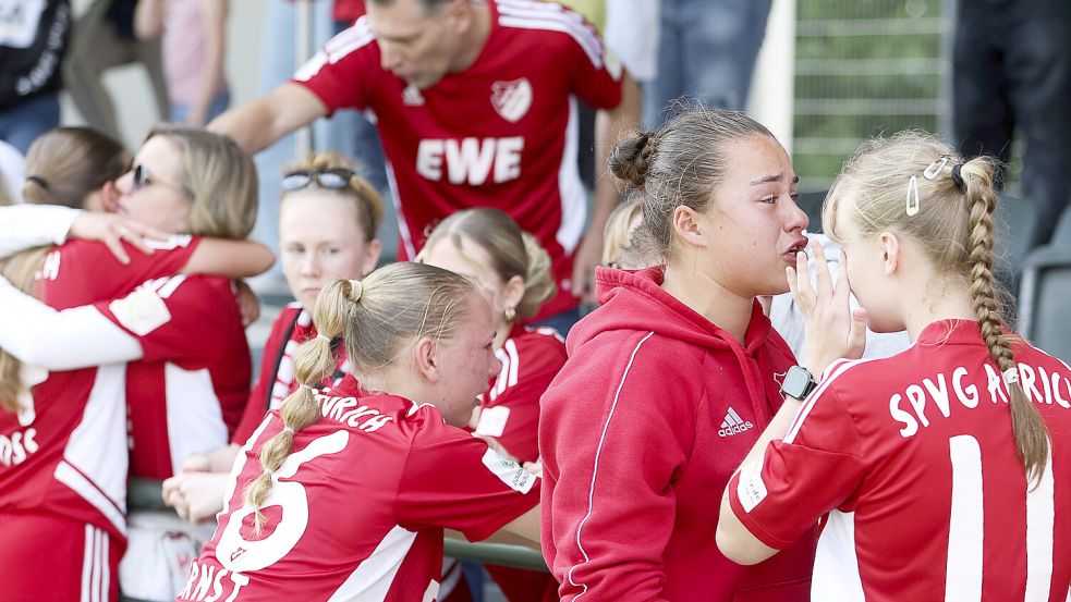 Viele Tränen mussten nach dem Spiel getrocknet werden. Die Auricherinnen erhielten von ihren Freunden und Familien, die zahlreich vor Ort warten, aber direkt nach dem Spiel Trost und Aufmunterung. Foto: Doden/Emden