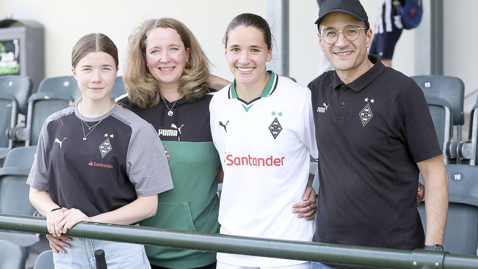 Gladbachs Torschützin Maresa Arici (Zweite von rechts) hat ostfriesische Wurzeln, ihre Mutter Martina (daneben) stammt aus Twixlum. Auch Schwester Miriam und Papa Murat waren beim Spiel Samstag dabei. Foto: Doden/Emden