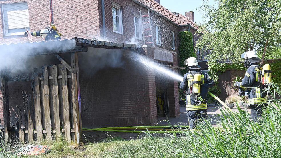 Die Feuerwehr nahm Dachplatten ab, um an Glutnester zu gelangen. Foto: Ellinger