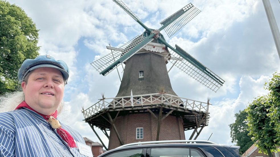 Zahlreiche Mühlen haben anlässlich des Mühlentages an diesem Pfingstmontag geöffnet. Das Foto zeigt die freiwillige Müllerin Sandra Gräfenstein-Plaisier von der Hahnentanger Mühle in Rhauderfehn, die Mühlenführungen anbietet. Foto: Ammermann