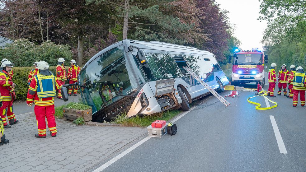 Laut den Einsatzkräften befanden sich zum Unfallzeitpunkt ungefähr 25 Fahrgäste und der Fahrer im Bus. Foto: dpa/NEWS5/René Schröder