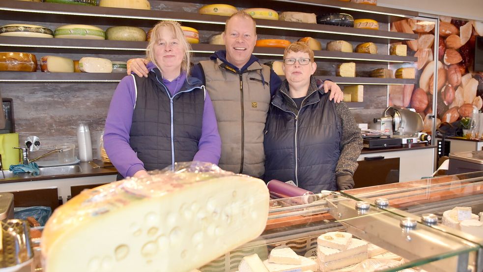 Käsespezialist Holger Schmidt aus Westoverledingen und seine beiden Mitarbeiterinnen Birgit Gerdes (links) und Helga Kröger waren ebenfalls zufrieden mit der Nachfrage der Kunden auf dem Wochenmarkt in Ihrhove. Foto: Ammermann