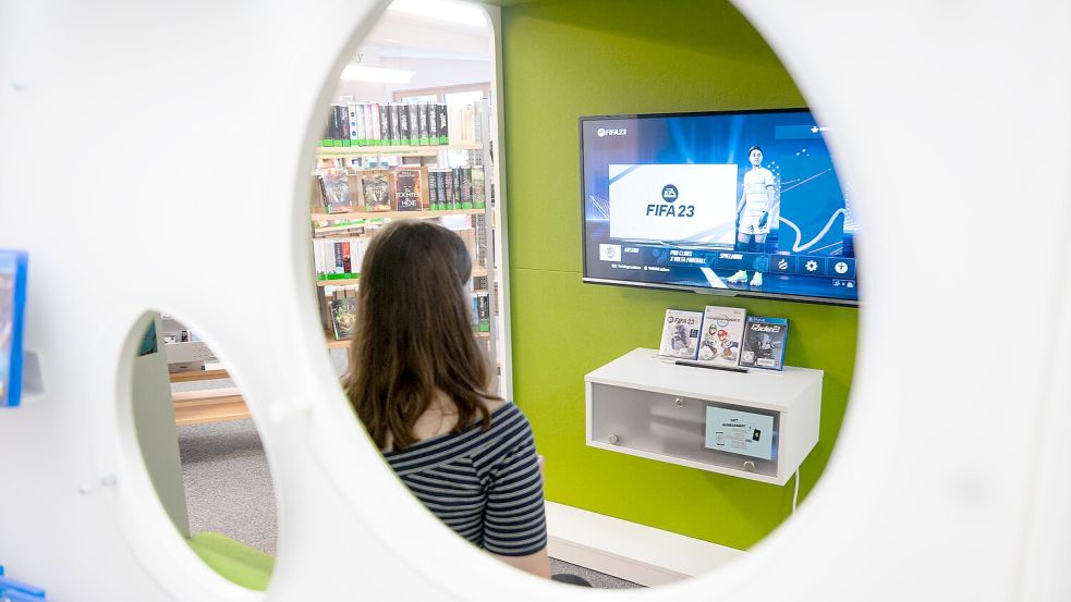Einen Gaming-Bereich ähnlich wie dieser in der Stadt- und Schulbücherei Lauenburg ist auch in Weener geplant. Symbolfoto: Max Müller/Deutscher Bibliotheksverband