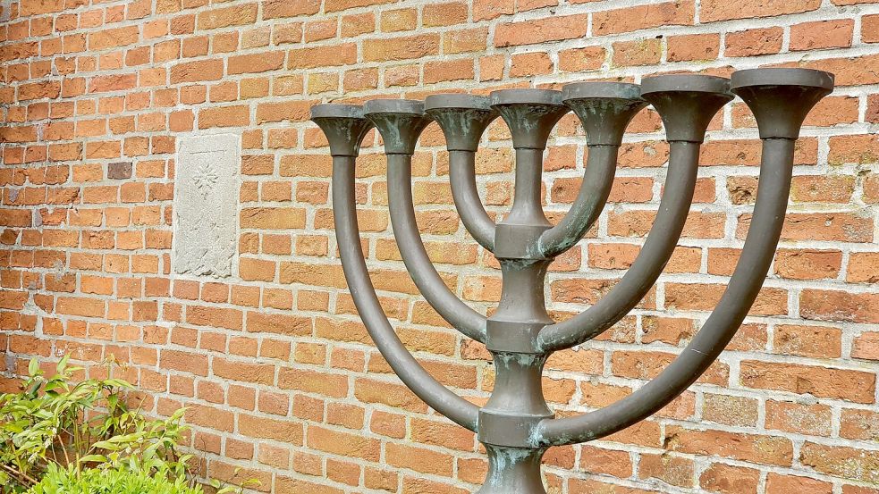 Eine Menora an der Hauswand erinnert an den früheren Standort der Synagoge in Weener. Foto: Gettkowski/Archiv
