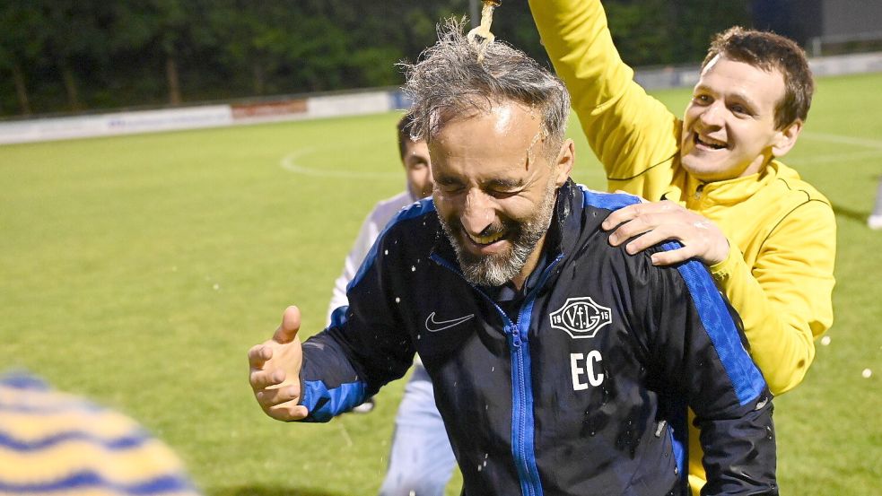 Leer-Coach Erhan Colak war derjenige, der von allen am meisten Bierduschen abbekam. Fotos: Steenhoff