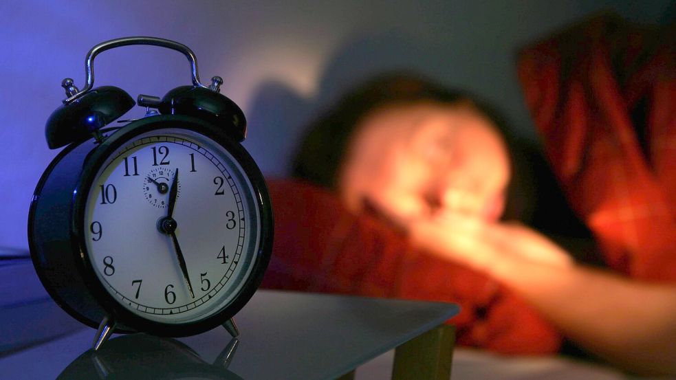 Spät schlafen gehen kann verlockend sein, um den Tag lange zu nutzen. Foto: IMAGO/Jochen Tack
