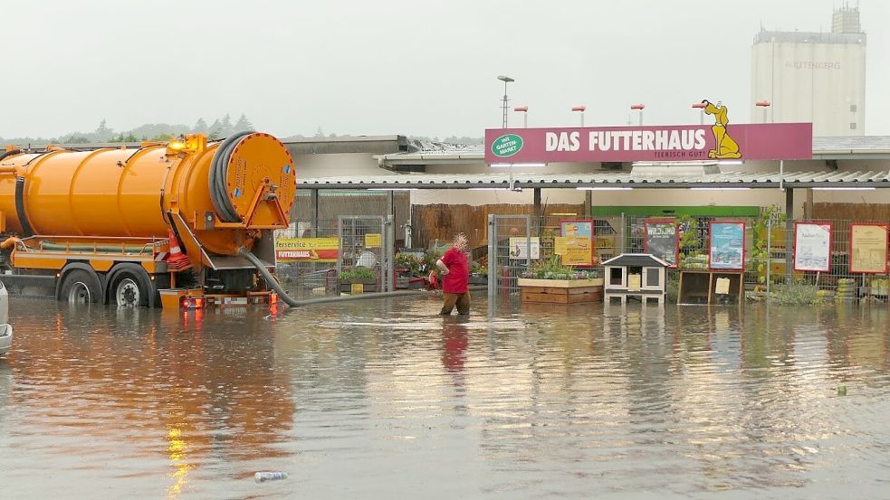 In Mölln waren auch mehrere Geschäfte von den Wassermassen betroffen. So wie hier das Futterhaus. Foto: Daniel Friedrichs.