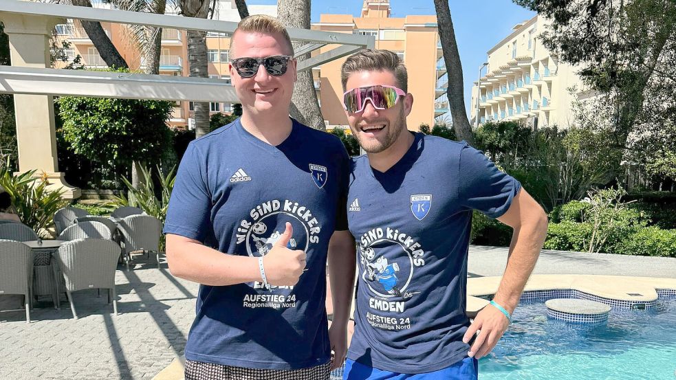 Zwei Großheider Jungs feiern auf Mallorca: Busfahrer Keno Bohlen (links) und Torjäger Tido Steffens. Foto: Privat