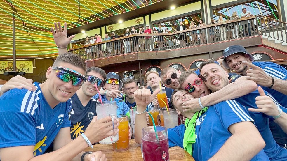 Der Mega-Park und der Bierkönig sind die Haupt-Anlaufstellen der feiernden Kickers-Mannschaft. Foto: Privat
