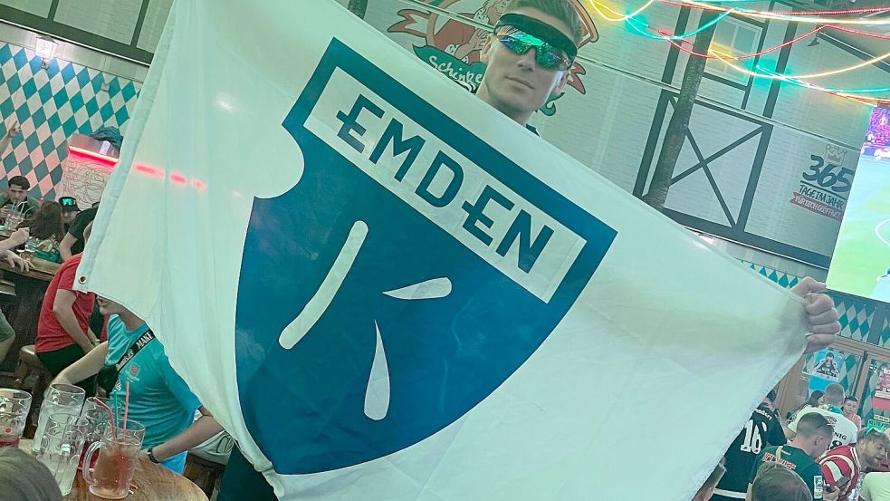 Die Kickers-Fahne hatten Bastian Dassel und Co. im Gepäck. Foto: Privat