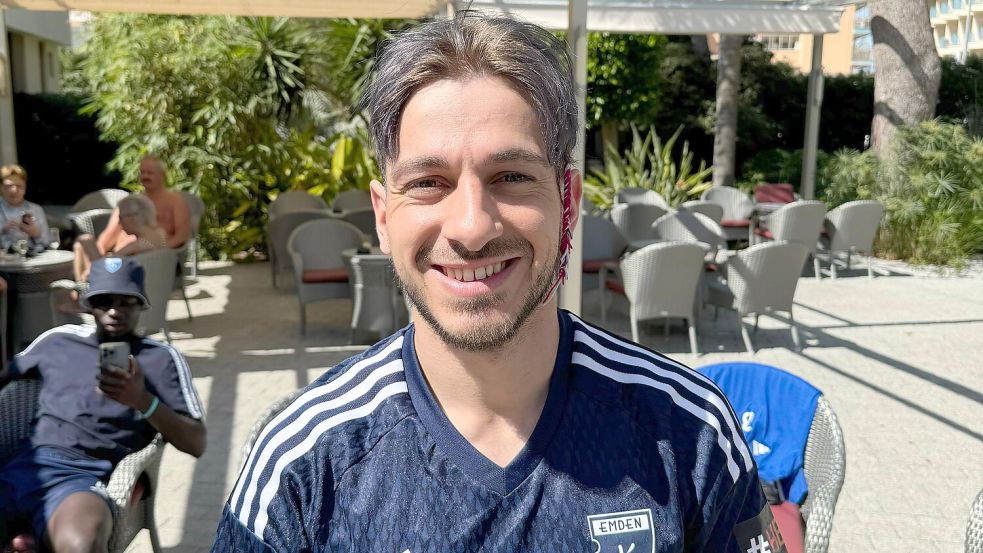 Kai Kaissis hatte eine Wette mit Tido Steffens veloren - er kam nicht auf angekündigte fünf Saisontore. Seine Haare wurden deshalb gefärbt. Aus einem orange-Ton wurde dann am nächsten Tag blau. Foto: Privat