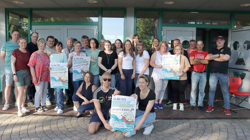 Hier hat sich das Orga-Team für das Kinderfest, das an diesem Sonntag in Barßel gefeiert wird, zum Gruppenbild aufgestellt. Wegen der Veranstaltung wird die Hauptstraße am Hafen von 8 bis 20 Uhr gesperrt. Foto: Gemeinde Barßel