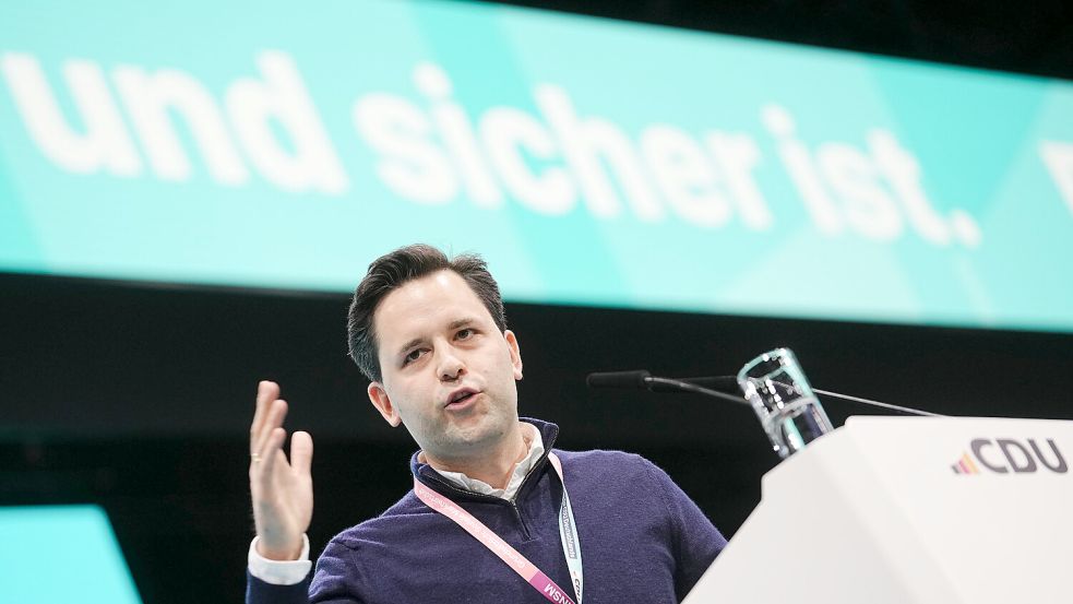 Schwört die CDU beim Parteitag auf die Wehrpflicht ein: der Vorsitzende der Jungen Union, Johannes Winkel (32). Foto: Kay Nietfeld/dpa