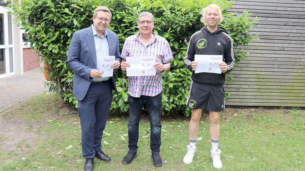 Gemeinsam mit dem Gemeindejugendpfleger Hartmut Börchers (Mitte) und Michael Bohnen vom Jugend- und Begegnungszentrum (rechts) stellte Barßels Bürgermeister Nils Anhuth das Programm für den Ferienpass vor. Foto: Gemeinde Barßel