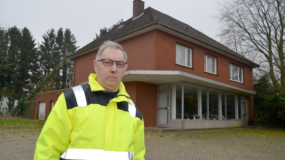 Hans-Werner Neumann, vielen in Ramsloh bekannt als 2018-er Schützenkaiser von „Tell“ Hollen, ist Nachbar des Geisterhauses an der Friedhofstraße. Es ärgert ihn sehr, dass dort Leute unbefugt eingedrungen sind und viel Schaden angerichtet haben. Foto: Fertig
