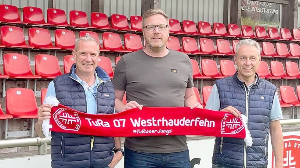 Trainer Kurt Ullmann (Mitte) freut sich auf die Arbeit mit TuRas-Fußballvorstand Frank Bohlmann (links) und Matthias Schulte (rechts). Foto: TuRa 07