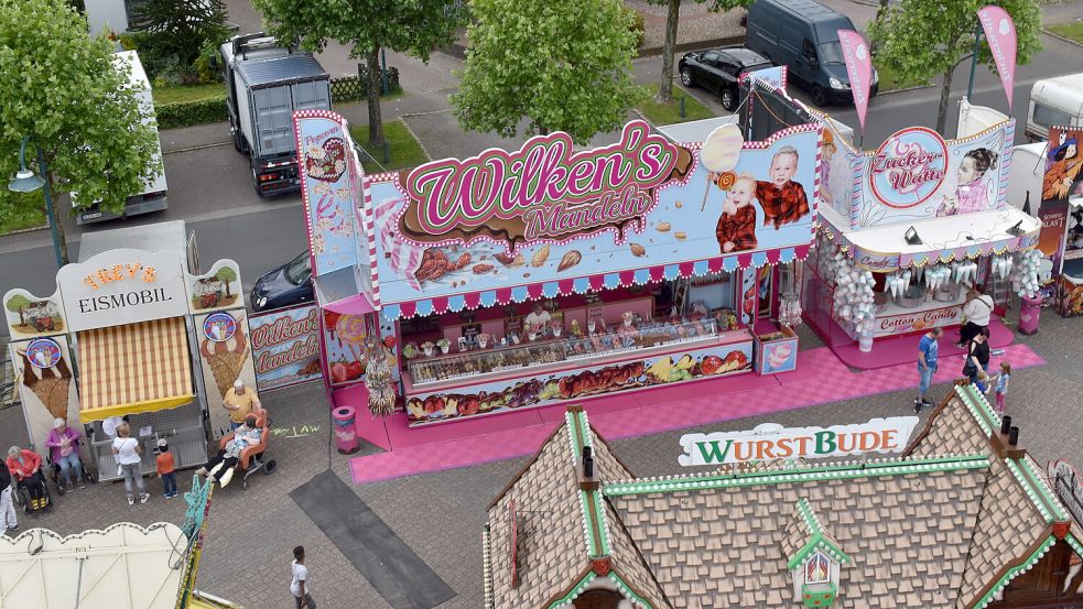 Wurst, Mandeln, Eis und vieles mehr gibt es auf dem Fehntjer Markt. Fotos: Zein