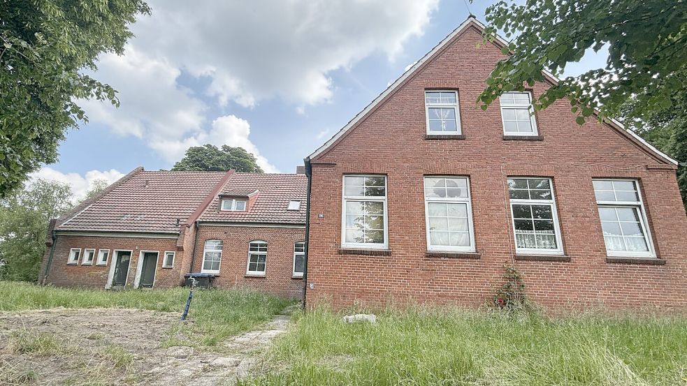 Die frühere Katholische Volksschule an der 1. Südwieke in Ostrhauderfehn wird abgerissen. Auf dem Gelände sollen anschließend Wohncontainer für Flüchtlinge aufgestellt werden. Foto: Zein
