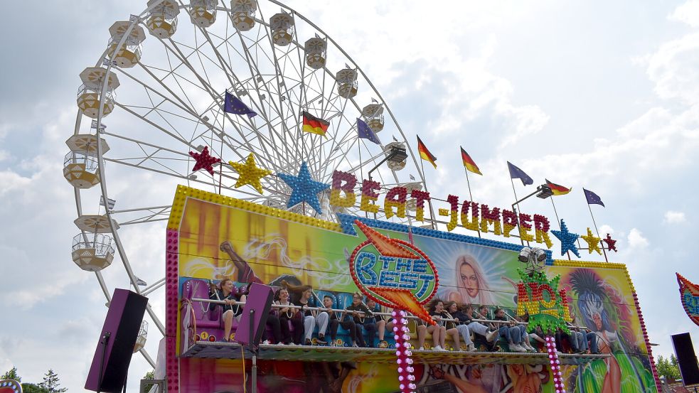 Der Fehntjer Markt ist gestartet. Zu den Attraktionen gehören das Riesenrad und der Beat-Jumper. Foto: Zein