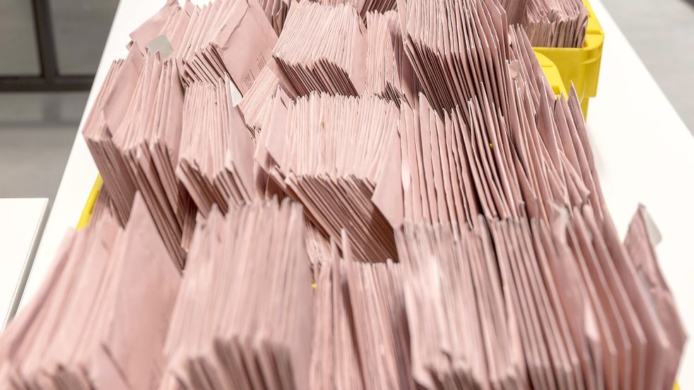 Einige Wahlscheine mit einem falschen Datum hat die Gemeinde Saterland beim Versand von Briefwahlunterlagen verschickt. Diese Panne passierte auch in einigen anderen Kommunen. Foto: Fricke / DPA