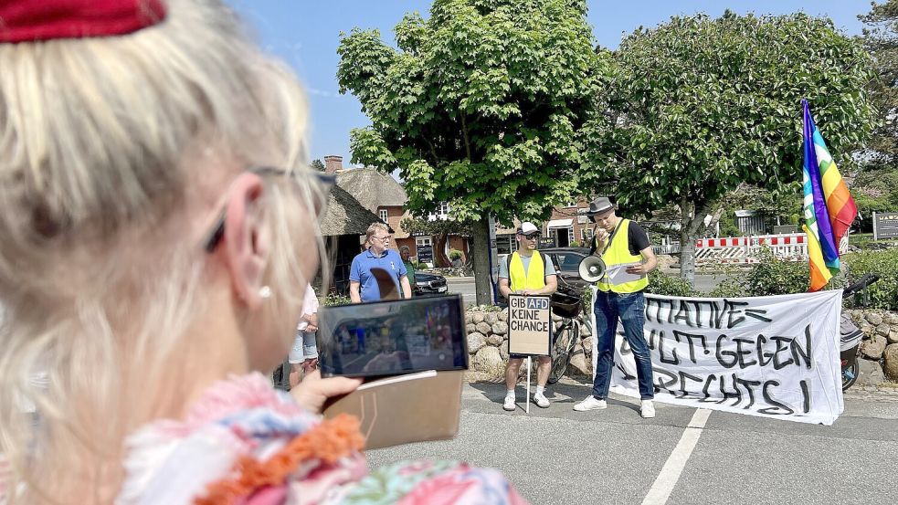 Als Reaktion auf das Video mit rassistischem Gegröle im „Pony“ haben sich am Sonntag mehrere Dutzend Menschen zu einer Mahnwache im Inselort Kampen versammelt. Foto: Lea Sarah Albert