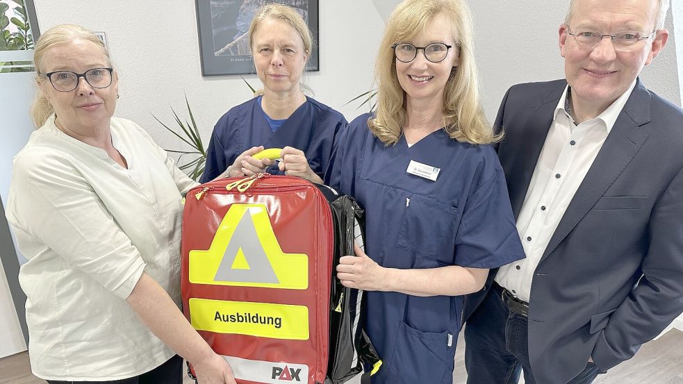 Garantieren eine nachhaltige Förderung: Der Vorstand des Fördervereins mit Vorsitzenden Heidrun Hamjediers (links), Stellvertreterin Dr. Corinna Drebenstedt (zweite von links) und Kassenwart Klaus Hüls überreichen Oberärztin Ursula Knoll als jüngste Anschaffung einen Anästhesie-Notfallrucksack. Foto: Claudia Wimberg