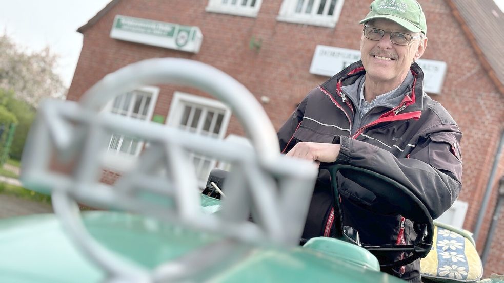 Dirk Ewen aus Rhauderfehn hatte für die Dreharbeiten seinen MAN-Trecker, einen Oldtimer, mitgebracht. Foto: Janßen
