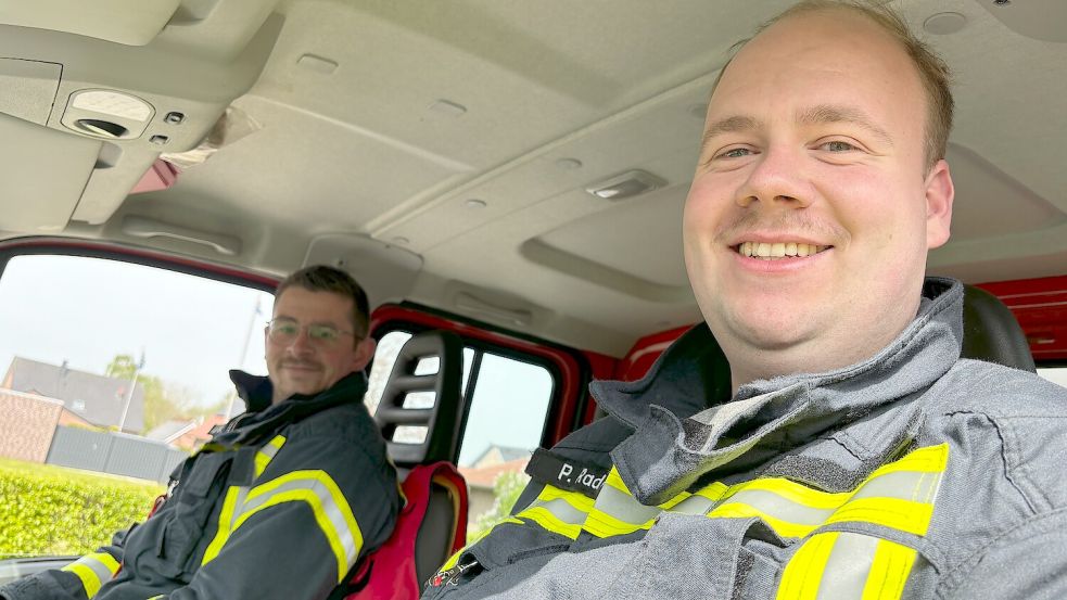 Philip Rade (rechts) und Jannes Schulte von der Freiwilligen Feuerwehr holten für den Musikvideo-Dreh das Feuerwehrauto aus der Garage. Foto: Janßen