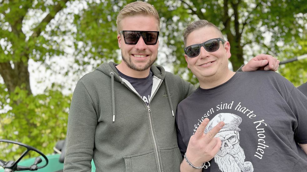 René Kampling aus Westoverledingen und "DJ Sley", Sebastian Ley, aus Barßel waren als Statisten mit dabei. Sie glauben, der Song wird gut ankommen. Foto: Janßen