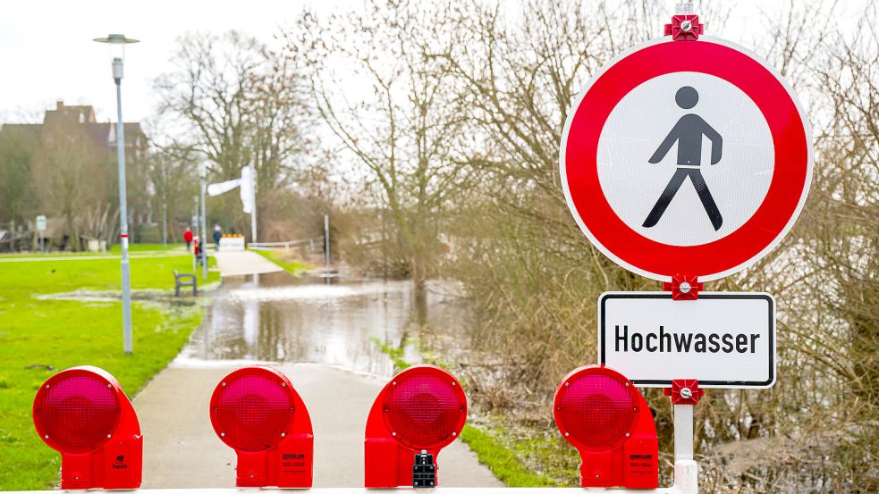 Ein Schild warnt vor dem Hochwasser, das die Aller an der Altstadt von Verden Ende vorigen Jahres über die Ufer hat treten lassen. Foto: Sina Schuldt/dpa