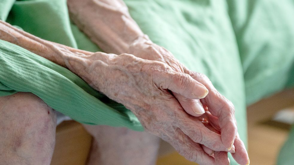 Die Zahl der Pflegebedürftigen in Deutschland steigt dramatisch an. Das wird das brüchige Pflegesystem nicht lange überleben. Foto: Monika Skolimowska/dpa