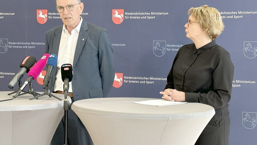 Landesbischof Ralf Meister hat in Niedersachsens Innenministerium von Daniela Behrens deutlich gemacht, wie ernst es ihm mit dem Thema Kirchenasyl ist. Foto: Lars Laue