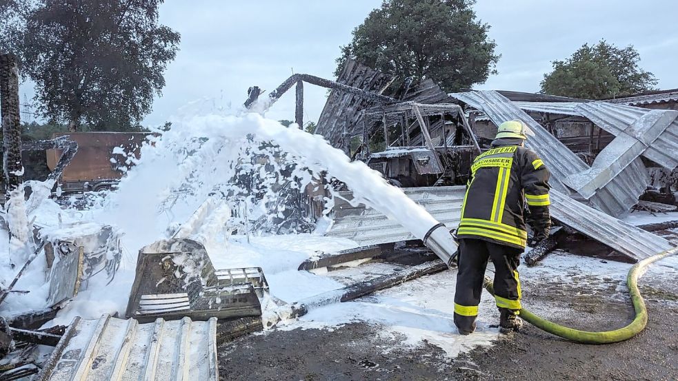 Die Einsatzkräfte legten einen Schaumteppich über den durch das Feuer zerstörten Schuppen, um letzte Glutnester zu ersticken. Foto: Bruns/Feuerwehr